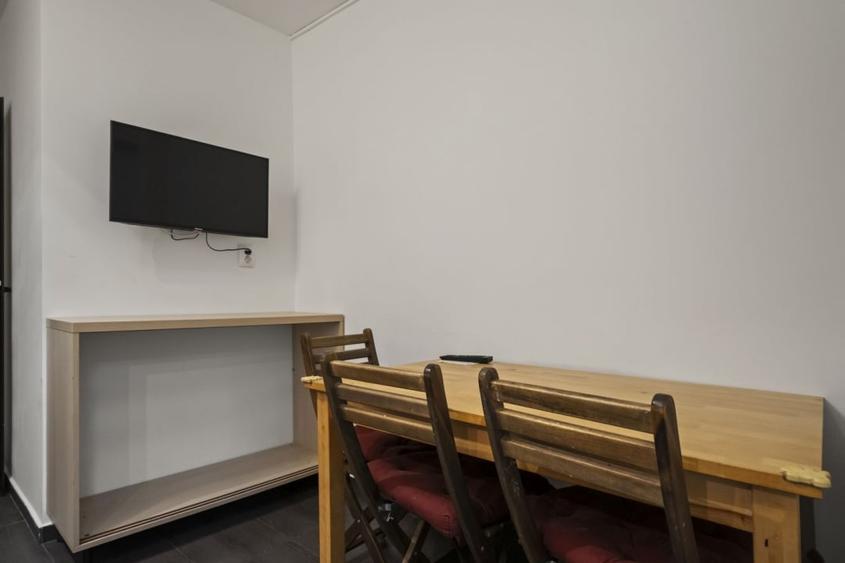 Apartament cu 3 camere decomandat, mobilat în Tei