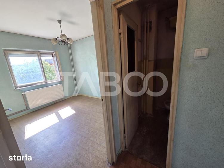 Apartament cu 3 camere semidecomandat în Central