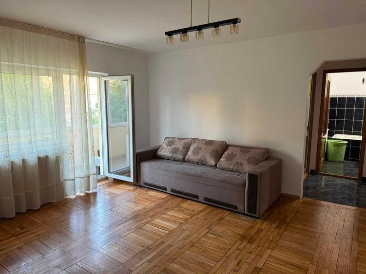 Apartament cu 3 camere semidecomandat în Central
