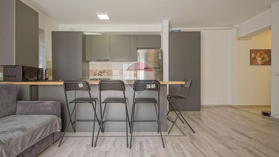 Apartament cu 3 camere decomandat în Tractorul