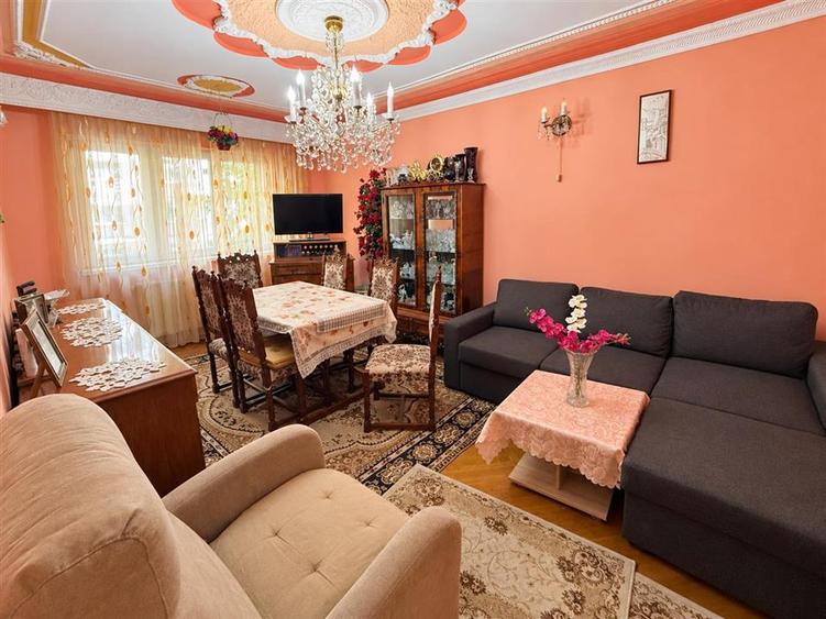 Apartament cu 4 camere decomandat, mobilat în Vasile Aaron