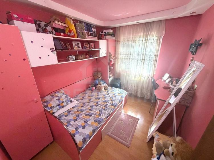 Apartament cu 3 camere semidecomandat în Craiovița Nouă