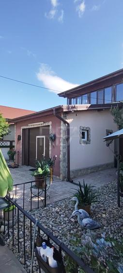 Casă individuală cu 10 camere cu Garaj în Domnești