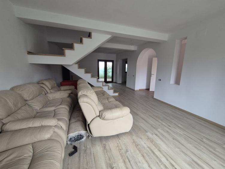 Duplex cu 3 camere cu Canalizare în Domnești