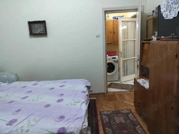 Apartament cu 3 camere semidecomandat în Brad