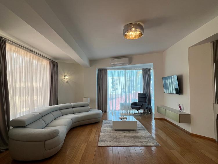 Apartament cu 3 camere semidecomandat în Herăstrău