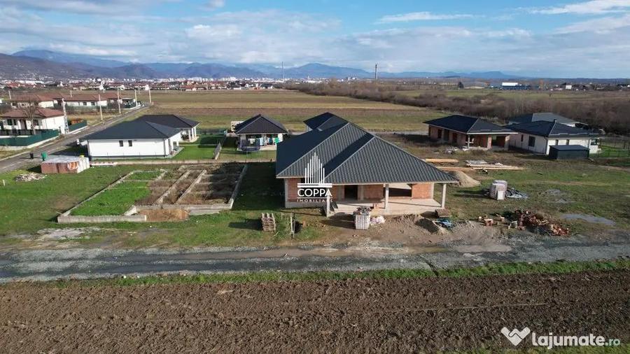 Casă cu 5 camere cu Teren 1300 Mp în Recea