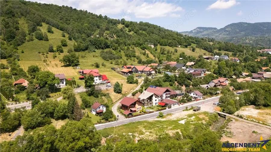 Casă cu 3 camere cu Teren 685 Mp în Moieciu