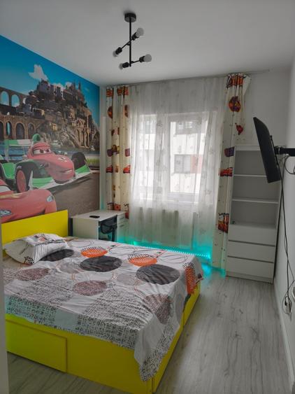 Apartament cu 3 camere decomandat în Roșu