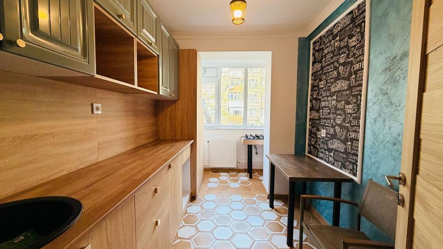 Apartament cu 3 camere semidecomandat în Mazepa 1