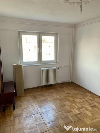 Apartament cu 3 camere semidecomandat în Central