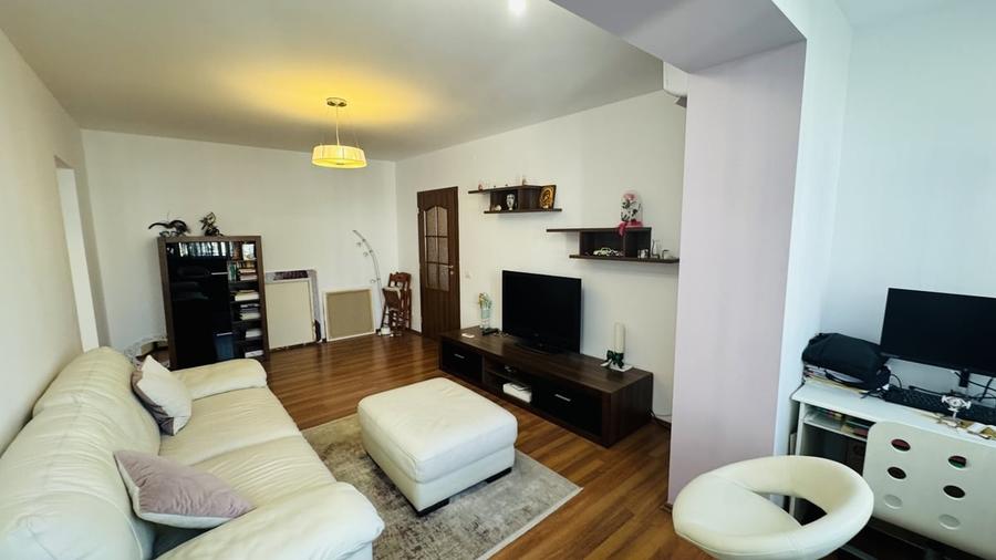 Apartament cu 3 camere semidecomandat în Obor