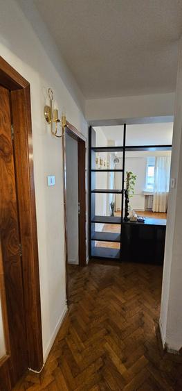 Apartament cu 3 camere semidecomandat, mobilat în Capitale