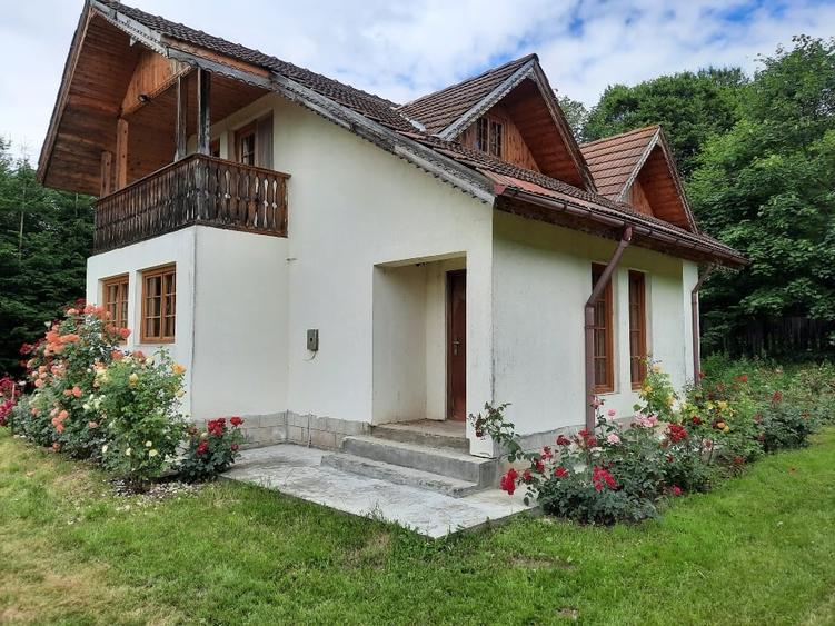 Casă individuală cu 5 camere cu Teren 4070 Mp în Soveja