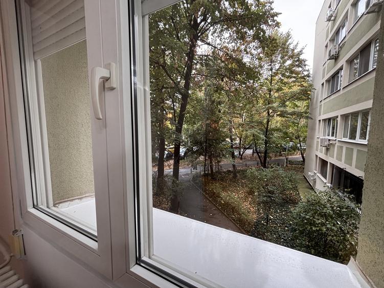 Apartament cu 3 camere semidecomandat în P-ța Muncii