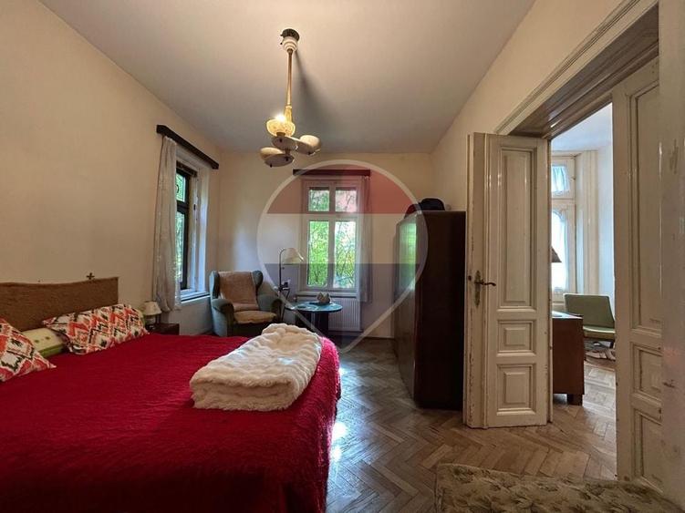 Casă individuală cu 7 camere cu Teren 1064 Mp în Ana Ipătescu
