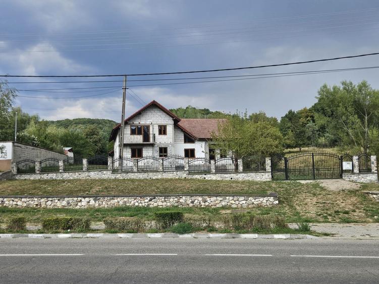 Casă cu 4 camere în Central