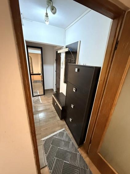 Apartament cu 3 camere semidecomandat în Rahova