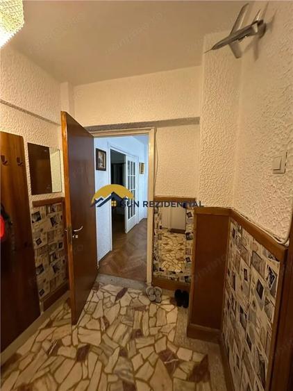 Apartament cu 4 camere decomandat, mobilat în Calea Victoriei