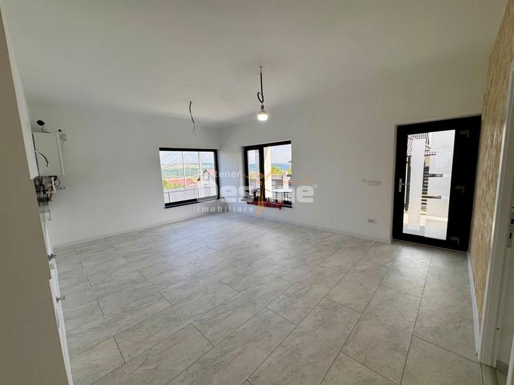 Casă individuală cu 4 camere cu Canalizare în Deal