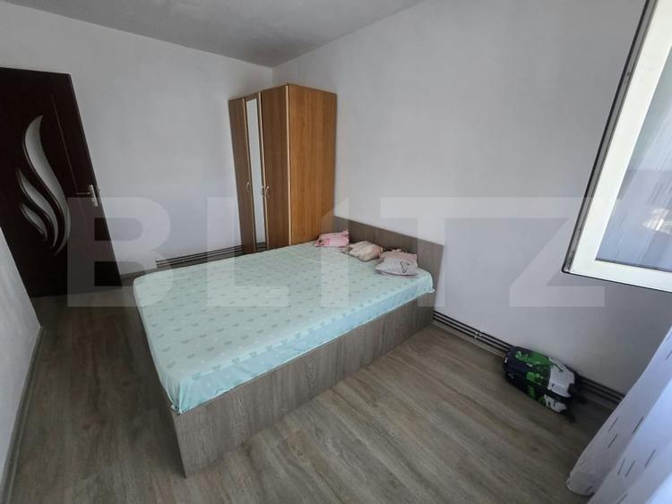 Apartament cu 3 camere decomandat, mobilat în Micro 4