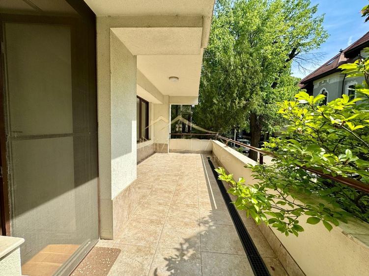 Apartament cu 4 camere circular, mobilat în Capitale