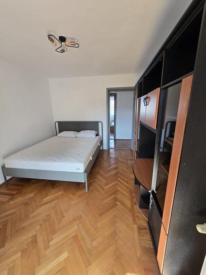 Apartament cu 3 camere semidecomandat în Dristor