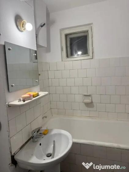 Apartament cu 3 camere decomandat în Calea București