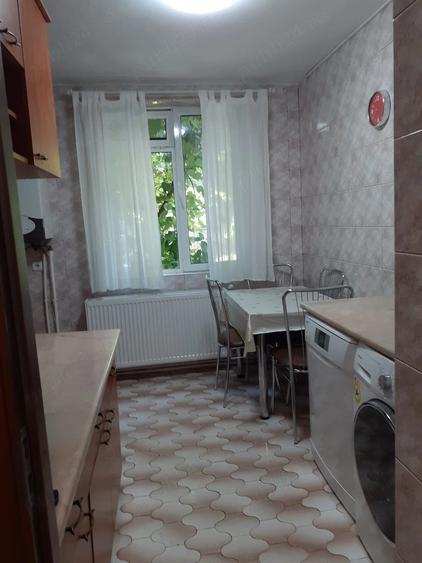 Apartament cu 3 camere semidecomandat în Apărătorii Patriei