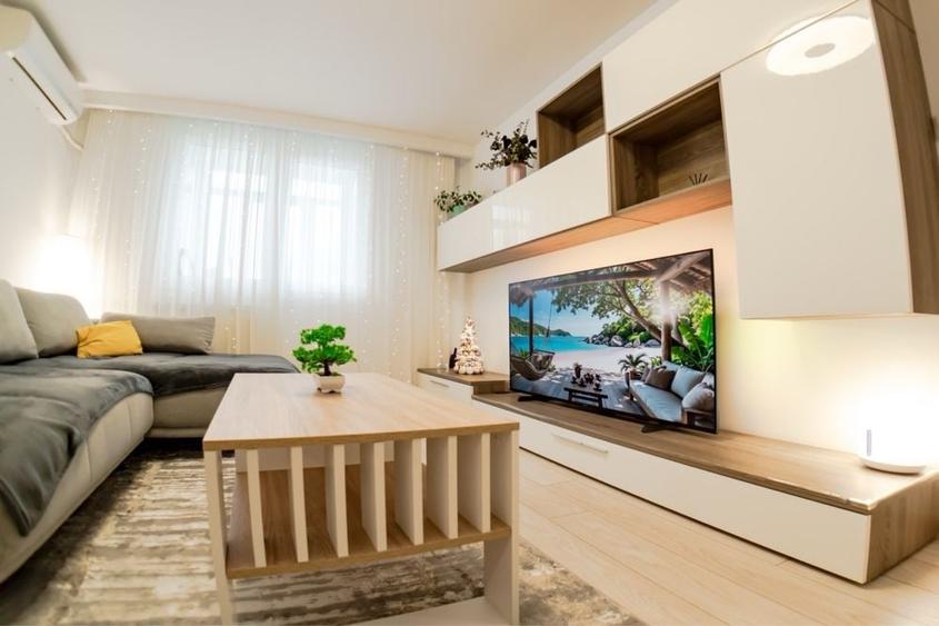 Apartament cu 3 camere semidecomandat, mobilat în Eroii Revoluției