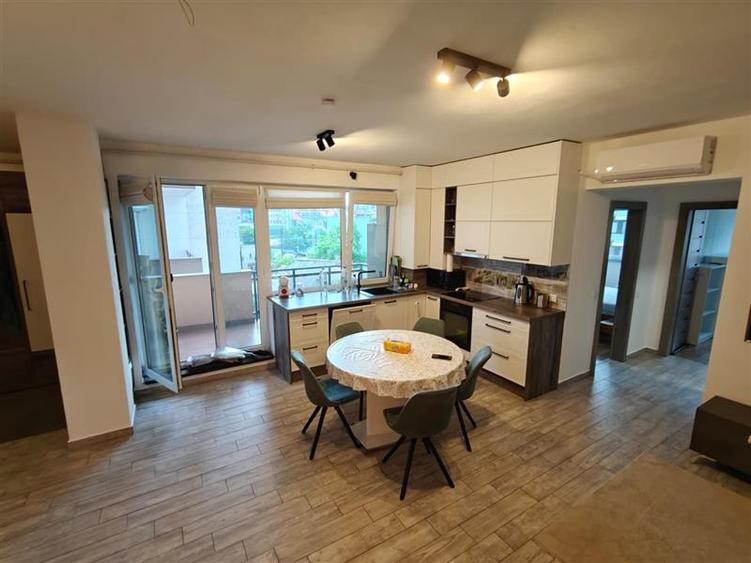Apartament cu 3 camere circular, mobilat în Central