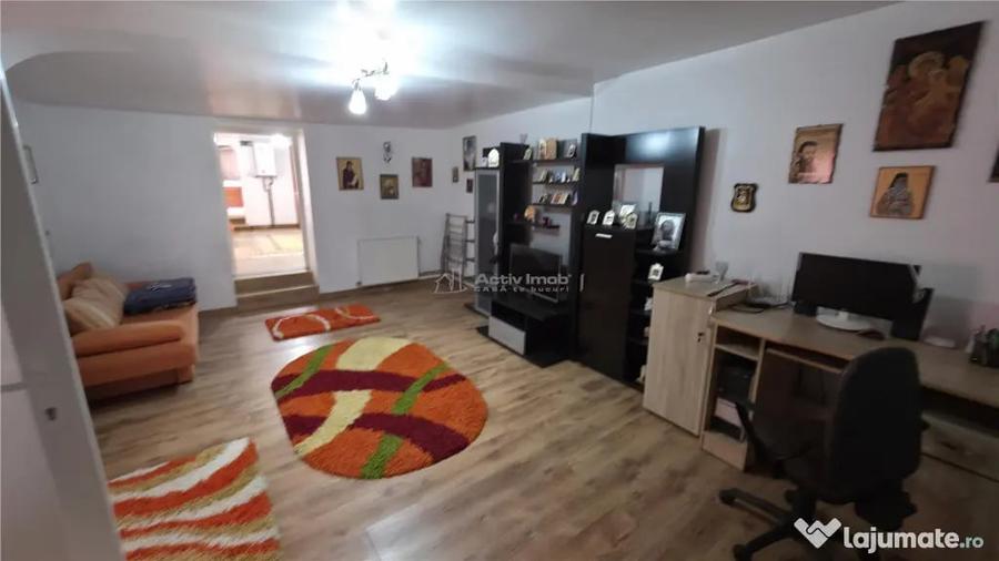 Casă cu 8 camere cu Teren 432 Mp în Central
