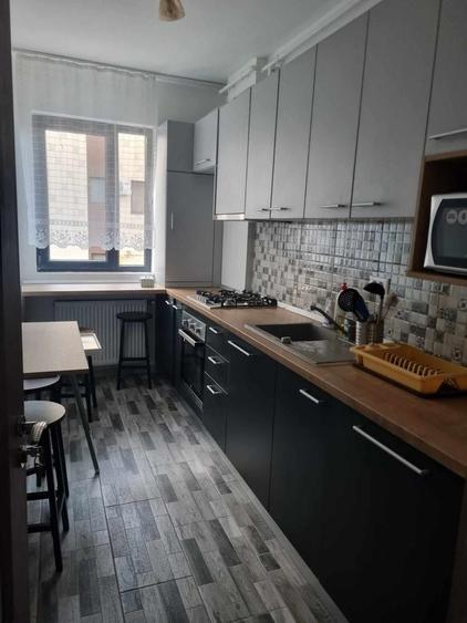 Apartament cu 3 camere decomandat în Roșu