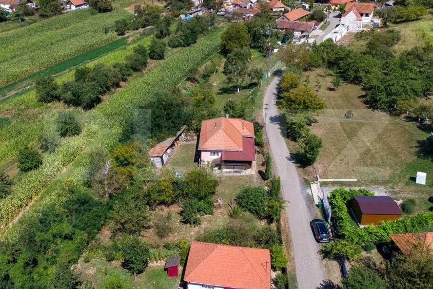 Casă cu Teren 4000 Mp în Rovina (Brănișca)