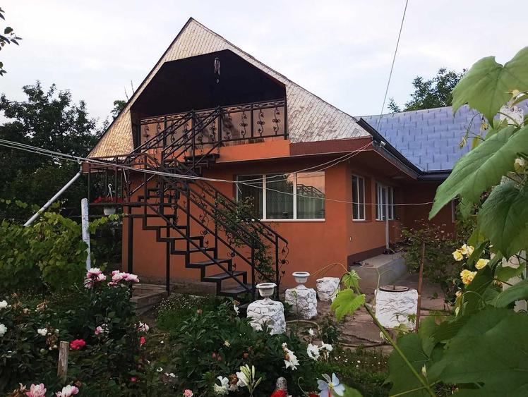 Casă cu 4 camere cu Teren 1800 Mp în Zorleni