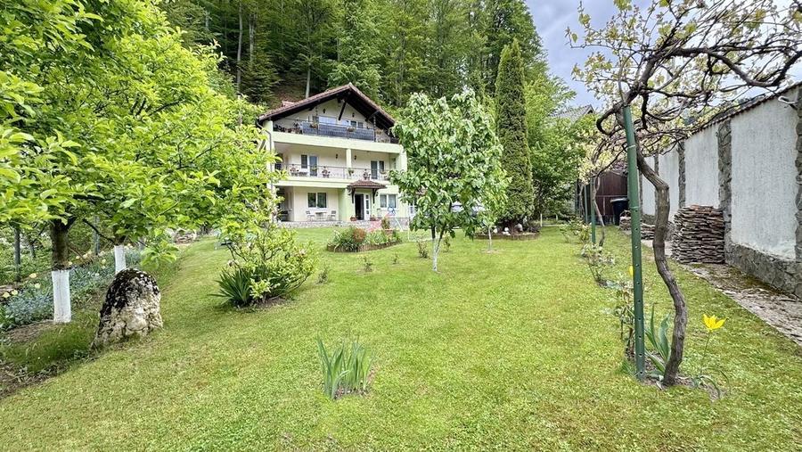 Casă individuală cu 10 camere cu Canalizare în Dâmbul Morii
