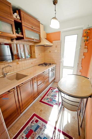 Apartament cu 4 camere semidecomandat, mobilat în Micro 20