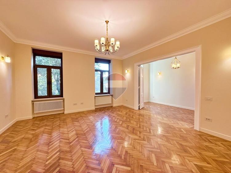 Apartament cu 3 camere semidecomandat în Central