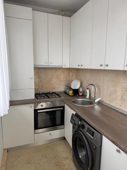 Apartament cu 3 camere semidecomandat, mobilat în Dămăroaia