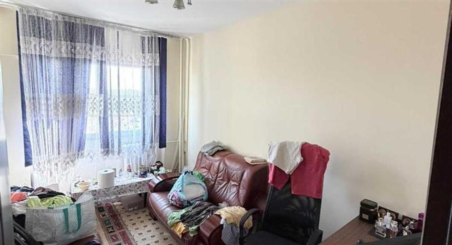Apartament cu 3 camere decomandat în Tei