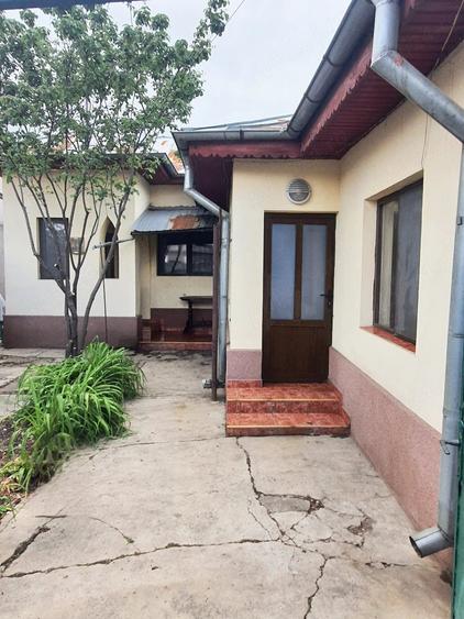Casă cu 5 camere cu Teren 290 Mp în Republicii