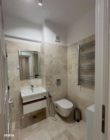Apartament cu 7 camere decomandat în Central