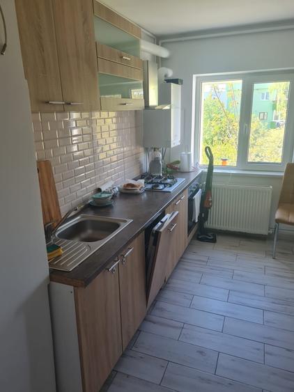 Apartament cu 3 camere decomandat în 1 Decembrie