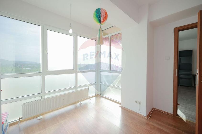 Apartament cu 3 camere semidecomandat, mobilat în Nufărul