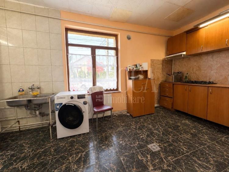 Casă individuală cu 12 camere cu Canalizare în Gruia