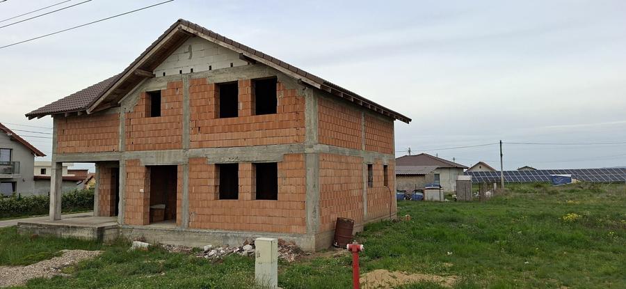 Casă cu 4 camere în Aluniș