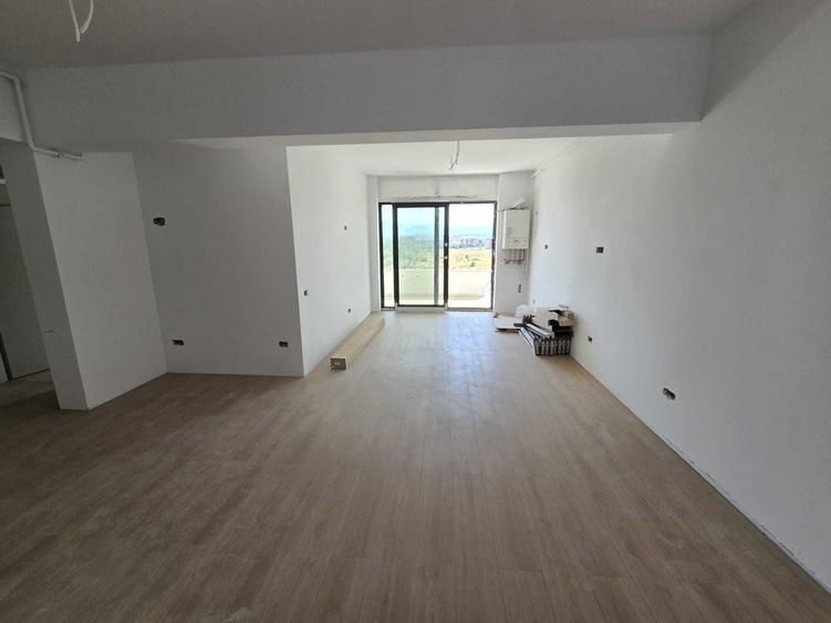Apartament cu 3 camere semidecomandat în Exterior Vest