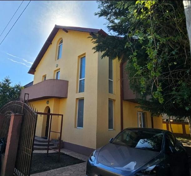 Casă individuală cu 5 camere cu Teren 200 Mp în Central