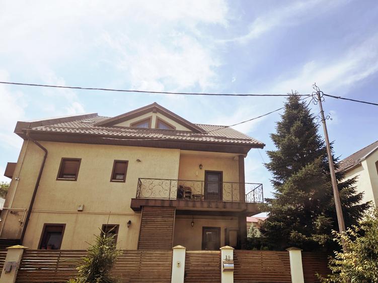 Casă individuală cu 6 camere cu Canalizare în Bucureștii Noi
