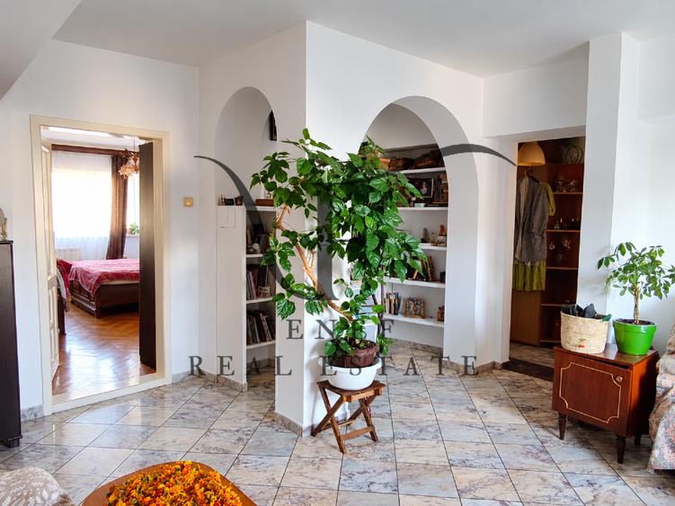 Apartament cu 4 camere semidecomandat în Pantelimon